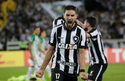 Um Jogo Marcado por Faltas e Gols de Bola Parada